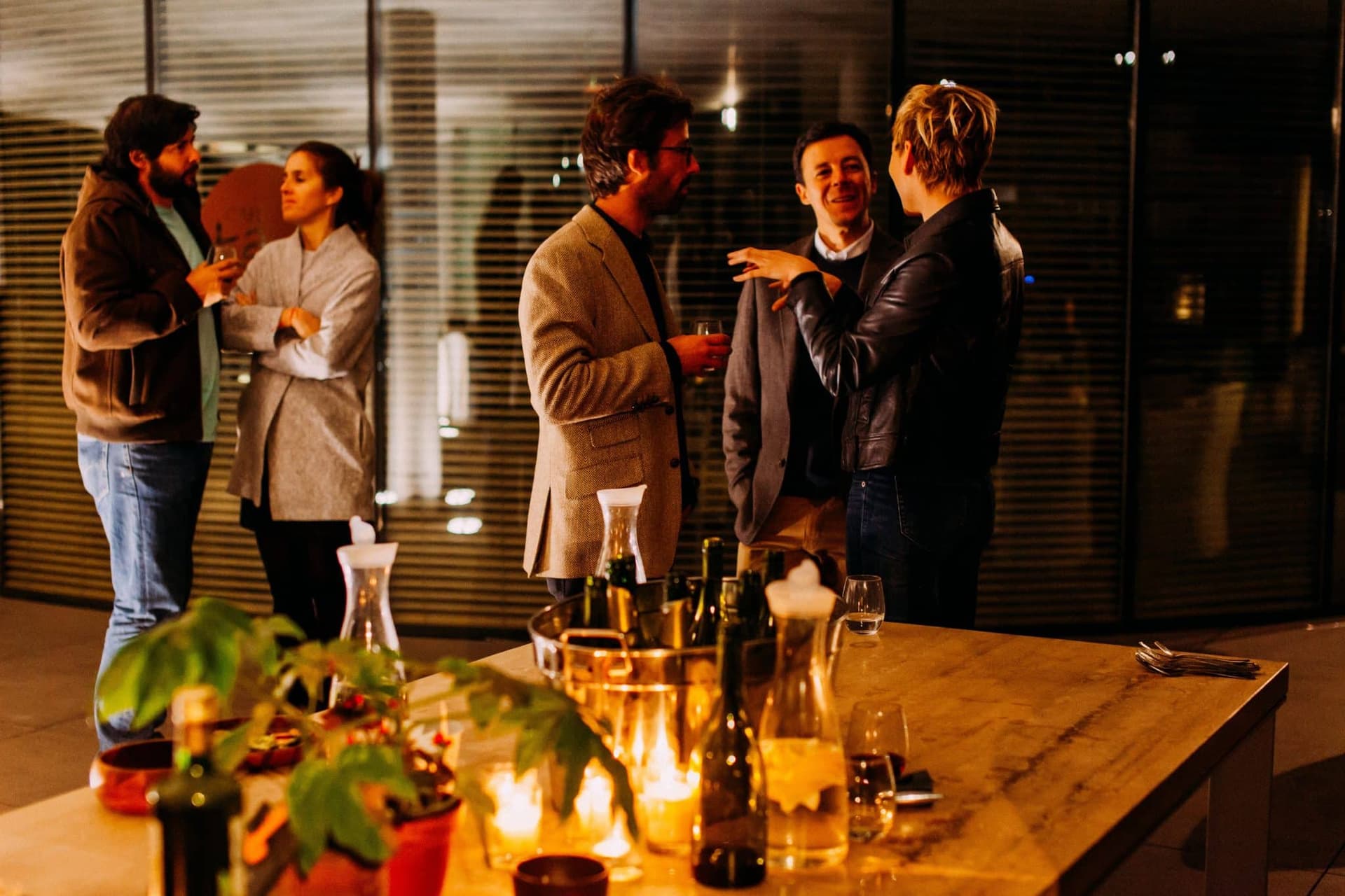 Collega’s proosten tijdens een borrel