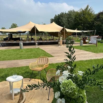 Witte loungeset onder een stretchtent