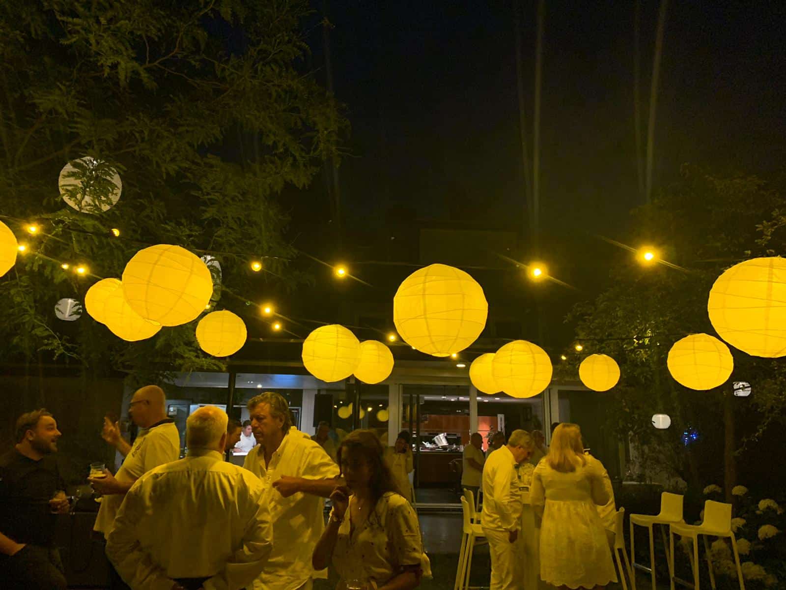 Buitenborrel met lampionnen in de avond